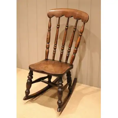 Antiker Schaukelstuhl aus Buchen