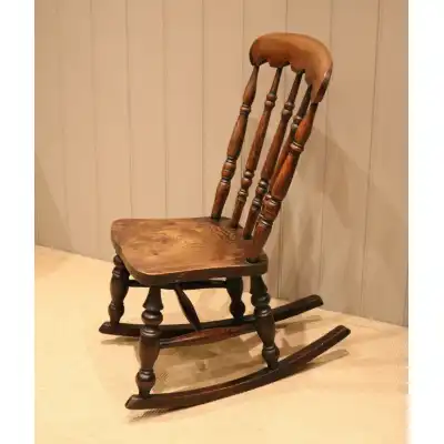 Antiker Schaukelstuhl aus Buchen