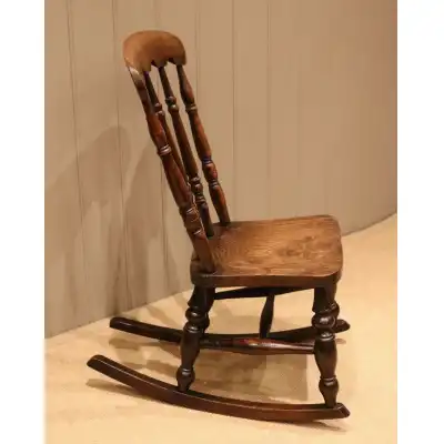 Antiker Schaukelstuhl aus Buchen