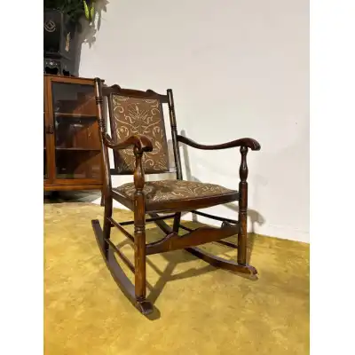 Antiker Schaukelstuhl