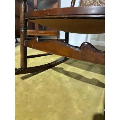 Antiker Schaukelstuhl