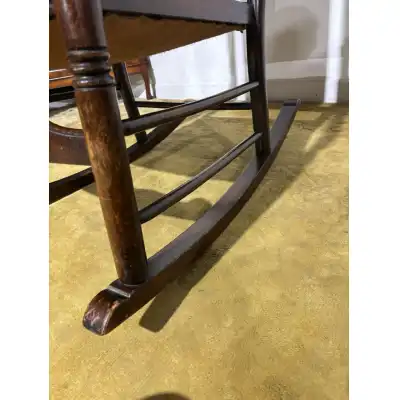 Antiker Schaukelstuhl