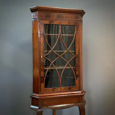 Antiker Eckschrank