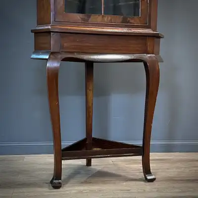 Antiker Eckschrank
