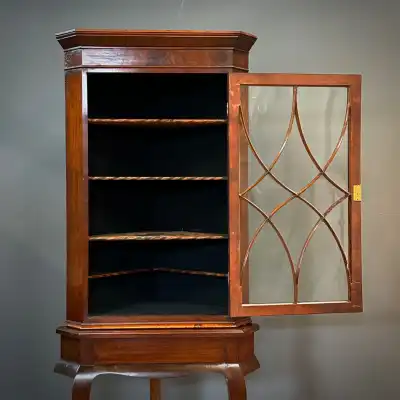 Antiker Eckschrank