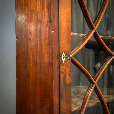 Antiker Eckschrank