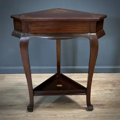 Antiker Eckschrank