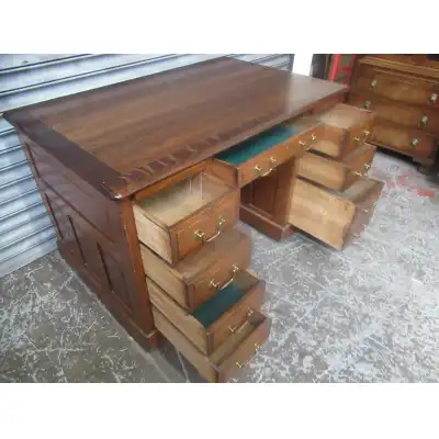 Antiker Schreibtisch aus Eiche mit Knieraum – ca. 1920
