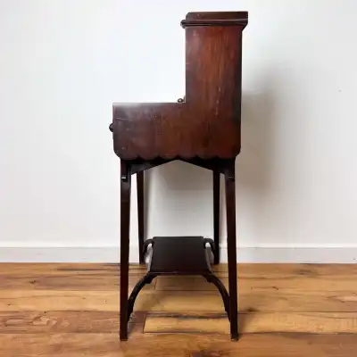 Antiker Mahagoni-Schreibtisch