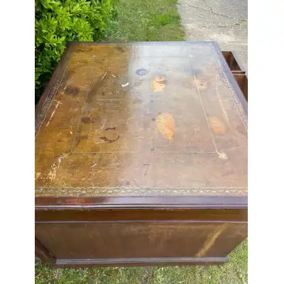 Antiker Schreibtisch mit Intarsien