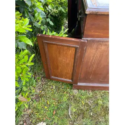 Antiker Schreibtisch mit Intarsien