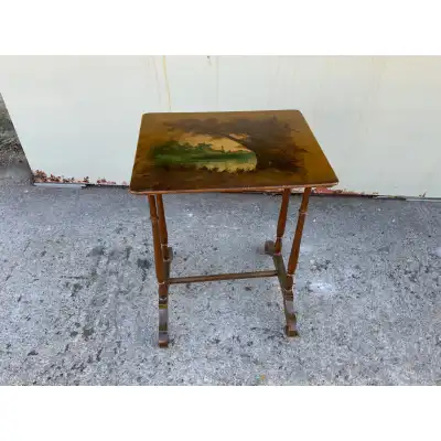 Kleine Beistelltisch