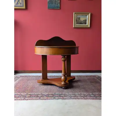 Eleganter Konsoletisch