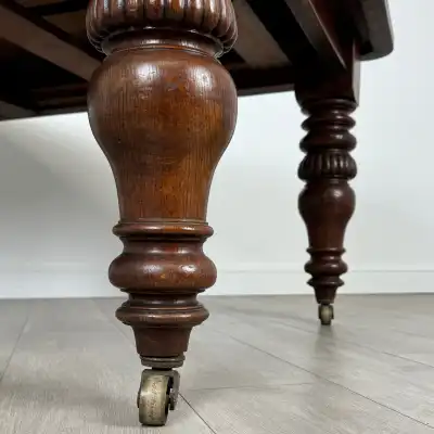 Ausziehbarer Esstisch