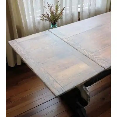 Ausziehbarer Esstisch