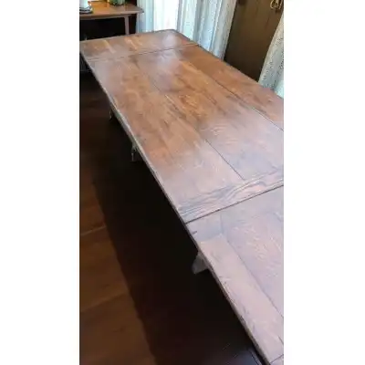 Ausziehbarer Esstisch