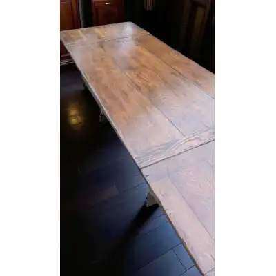 Ausziehbarer Esstisch