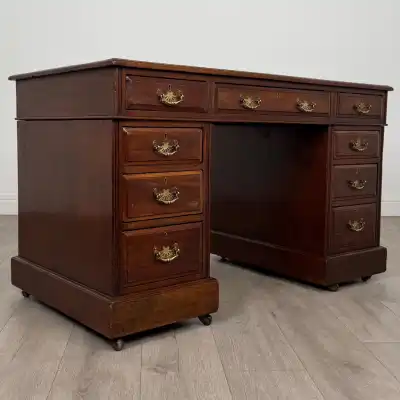 Antiker Schreibtisch 