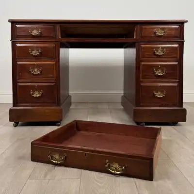 Antiker Schreibtisch 