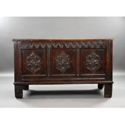 Antike Truhe aus dem 17. Jahrhundert