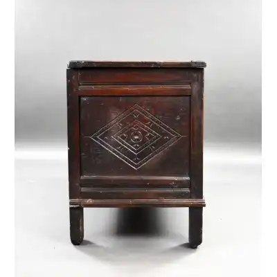 Antike Truhe aus dem 17. Jahrhundert