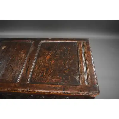 Antike Truhe aus dem 17. Jahrhundert