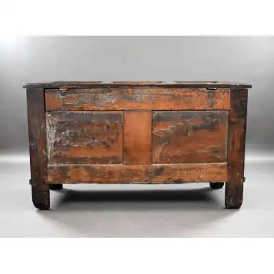 Antike Truhe aus dem 17. Jahrhundert