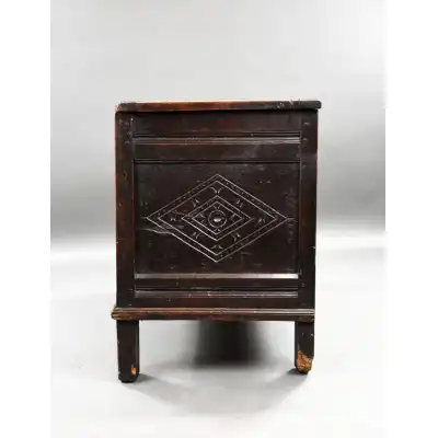 Antike Truhe aus dem 17. Jahrhundert