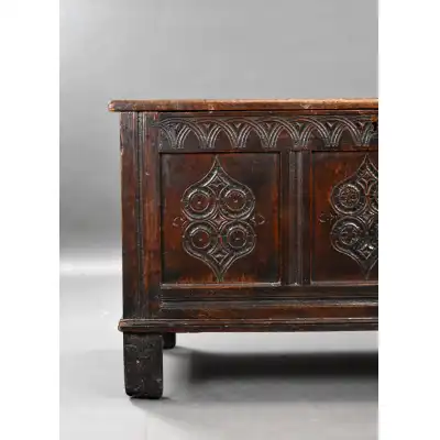 Antike Truhe aus dem 17. Jahrhundert
