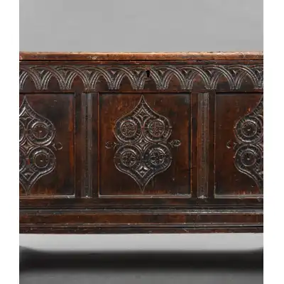 Antike Truhe aus dem 17. Jahrhundert