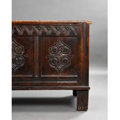 Antike Truhe aus dem 17. Jahrhundert