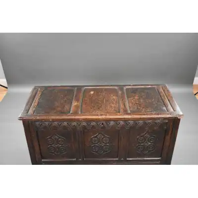 Antike Truhe aus dem 17. Jahrhundert