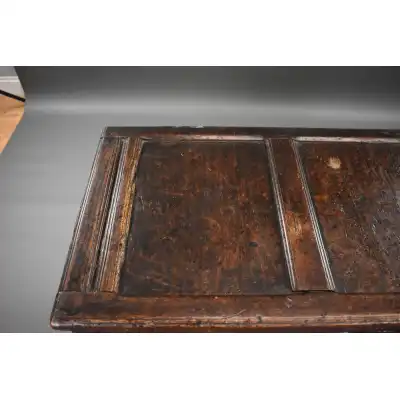 Antike Truhe aus dem 17. Jahrhundert