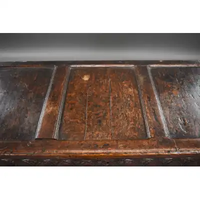 Antike Truhe aus dem 17. Jahrhundert