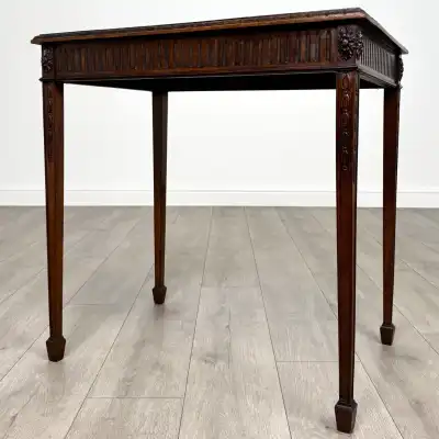 Mahagoni Beistelltisch antik – Stilvoll & zeitlos