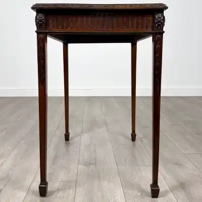 Mahagoni Beistelltisch antik – Stilvoll & zeitlos