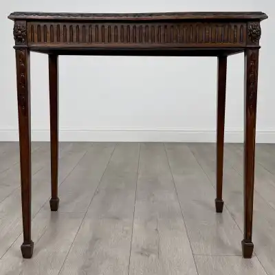 Mahagoni Beistelltisch antik – Stilvoll & zeitlos