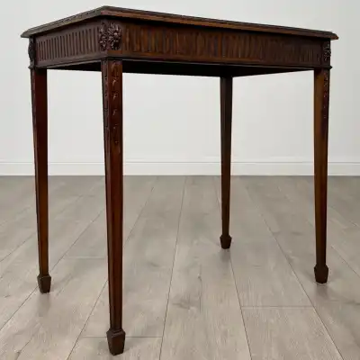 Mahagoni Beistelltisch antik – Stilvoll & zeitlos