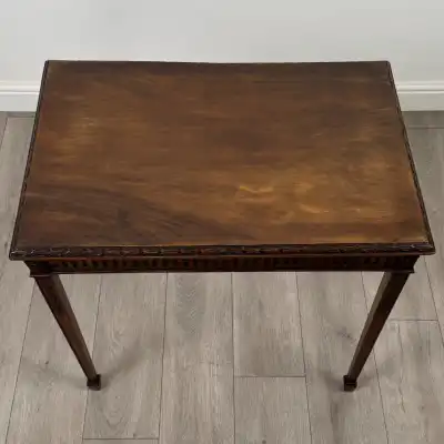 Mahagoni Beistelltisch antik – Stilvoll & zeitlos