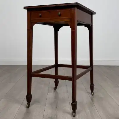 Beistelltisch mit Rollen