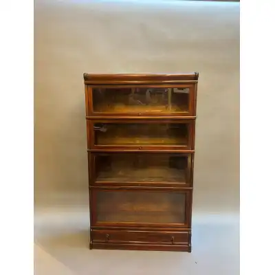 Dekorativer Bücherschrank