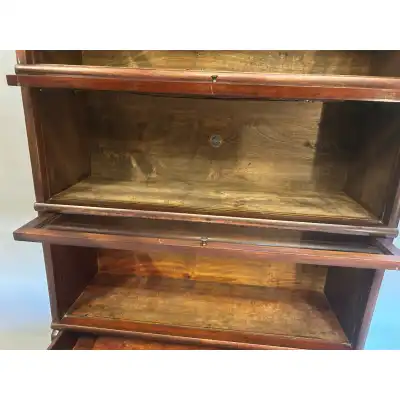 Dekorativer Bücherschrank