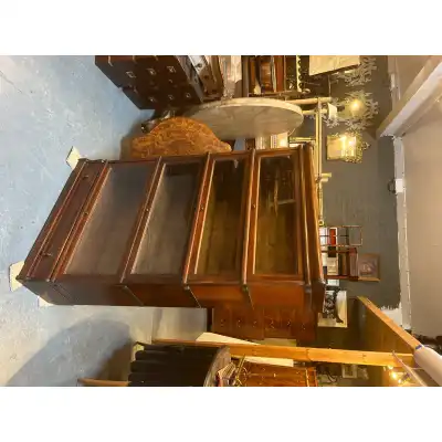 Dekorativer Bücherschrank