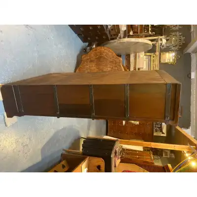 Dekorativer Bücherschrank