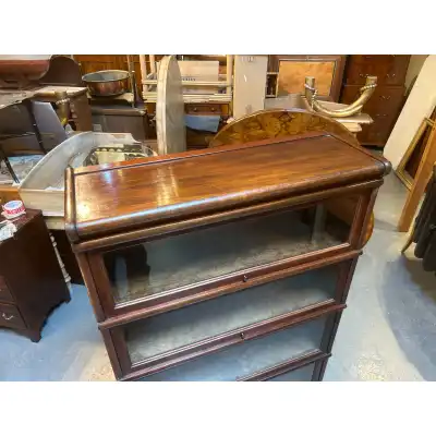 Dekorativer Bücherschrank