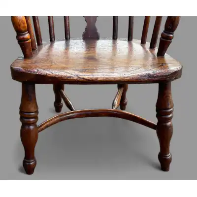 Kinderstuhl mit Armlehnen Antik