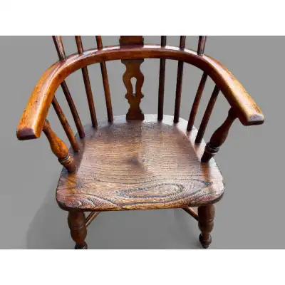 Kinderstuhl mit Armlehnen Antik