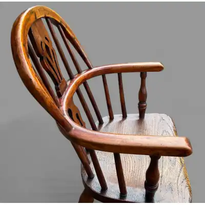 Kinderstuhl mit Armlehnen Antik