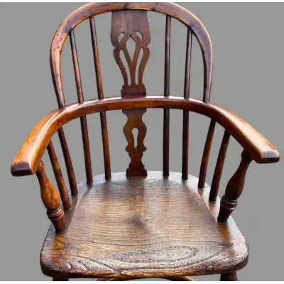 Kinderstuhl mit Armlehnen Antik