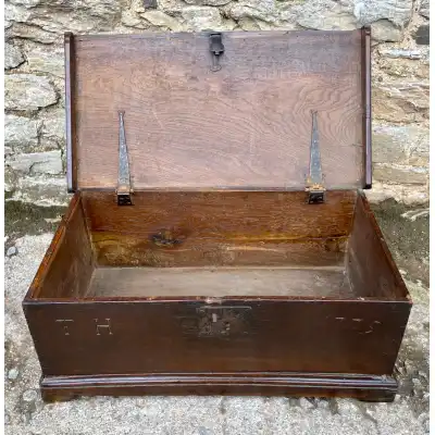 Seltene antike Truhe